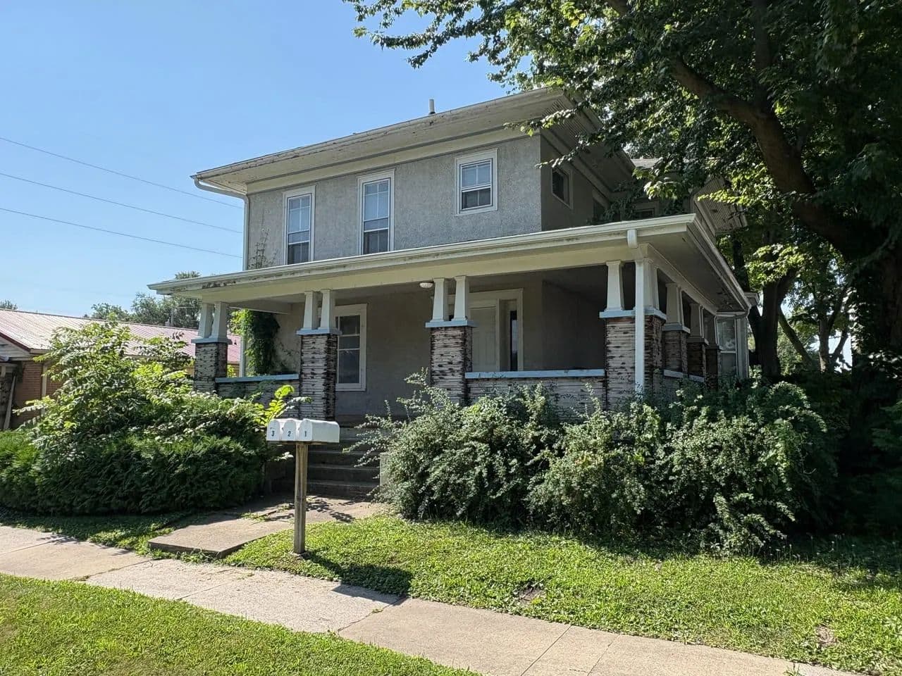TRI-PLEX INVESTMENT OPPORTUNITY CLOSE TO THE SQUARE IN FAIRFIELD, IA - Fairfield, Iowa, 52556