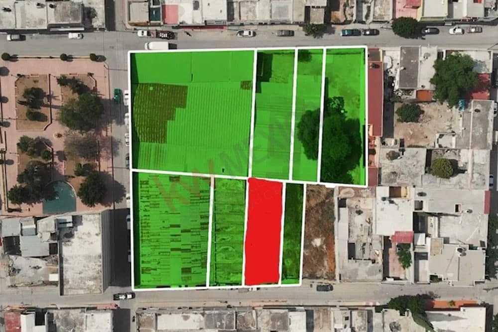 Venta de Bodegas y Terreno a cuatro cuadras de Centro de Matehuala S.L.P., sobre calle Benito Juárez esquina con Aldama - land for sale