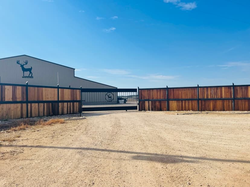 610 +/- Acres with 3 Homes, Indoor pool, Arena, High fenced, Excellent Horse Facilities