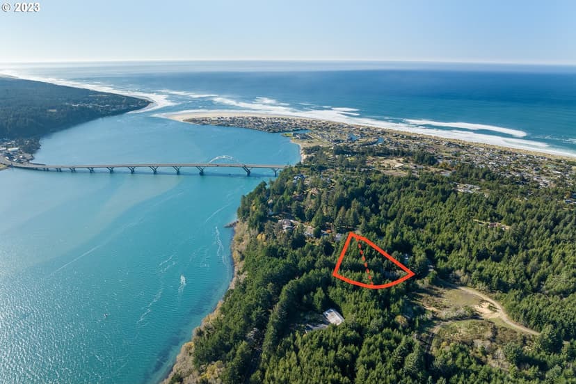 715/725 NW HIGHLAND CIR