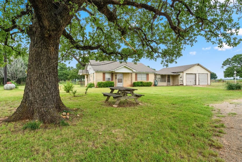 2577 Lockwood Lane, Weatherford, Texas 76087