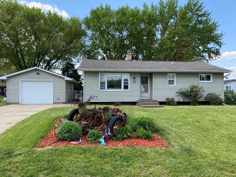 COMFORTABLE RANCH STYLE HOME IN A PRIME LOCATION