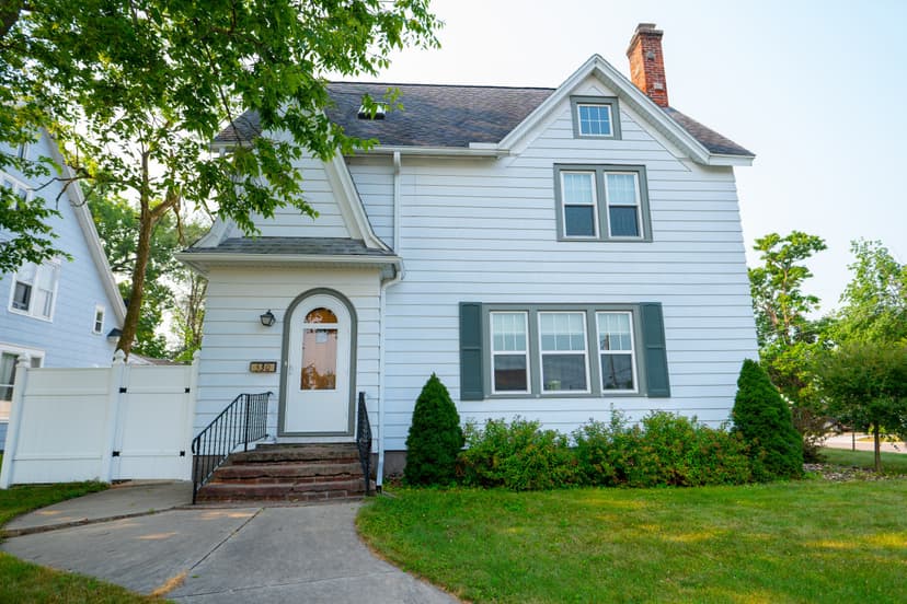 Beautiful Colonial Home in Portage Wisconsin