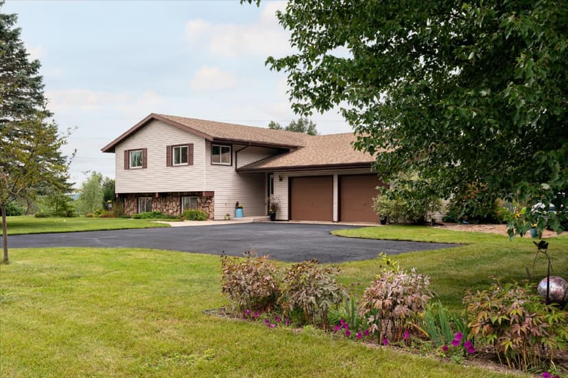 3 Bedroom Home in Onalaska, WI with Over 1/2 Acre